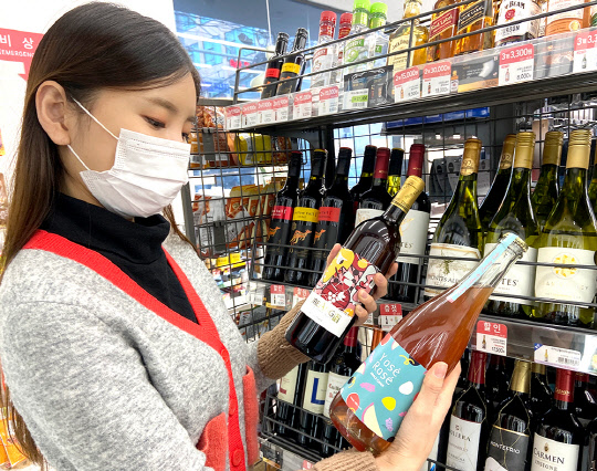 세븐일레븐이 코로나19로 판로확대에 어려움을 겪고 있는 지역 양조장과 손잡고 지역 상생 주류를 선보인다고 15일 밝혔다.  세븐일레븐 제공